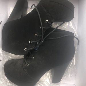Size 6 SHEIKK booties